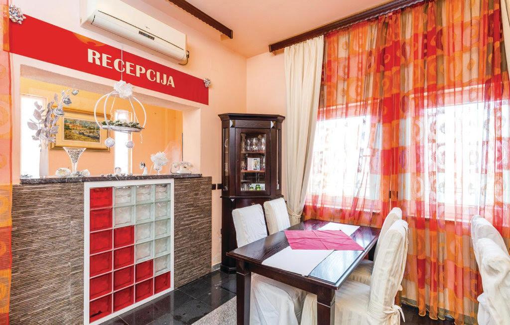 Bed & Breakfast Valentina Metajna Buitenkant foto